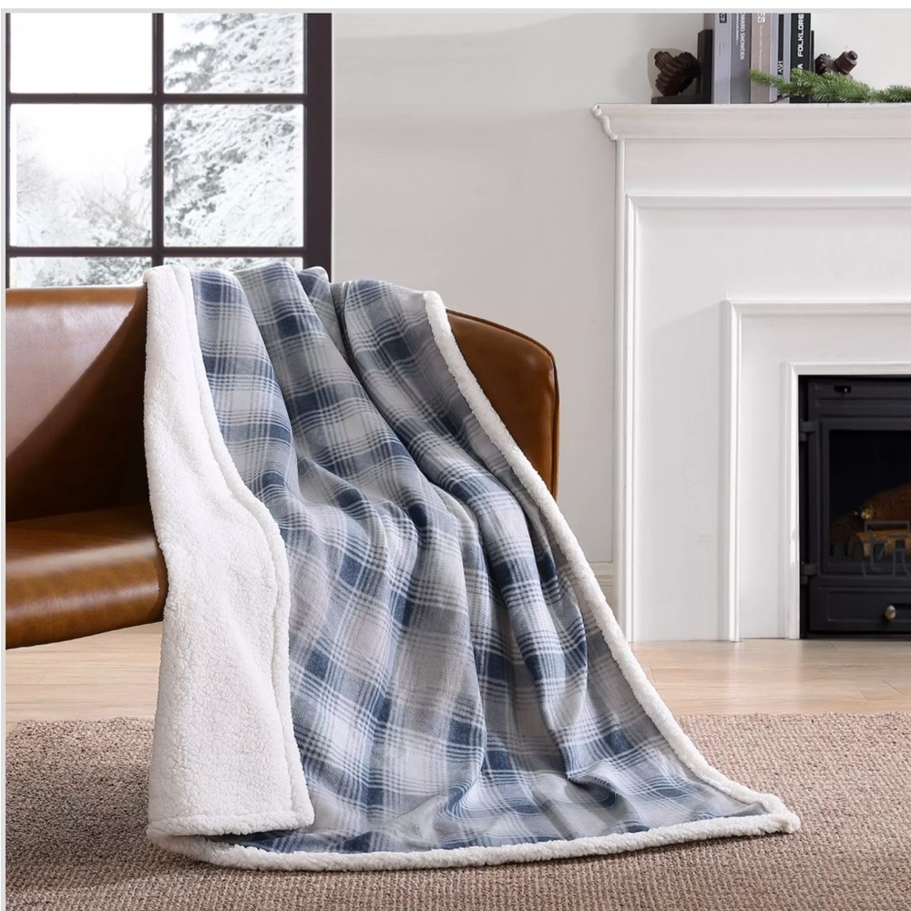 Brand new** Eddie Bauer Sherpa Blanket